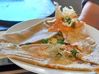 Crêpes und Apero, der Foodtruck aus Freiburg, hat rund 17 verschiedene Crêpes im Angebot, süß und würzig. Crêpe mit Lachs und Kräutern